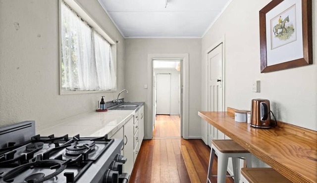 Walk to shops, restaurants and marine parade, Mclean Park and bike paths. in Napier