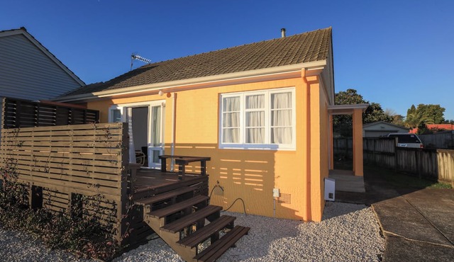 Charming, central 2-bedroom cottage in superb Hamilton East near gardens & cafes