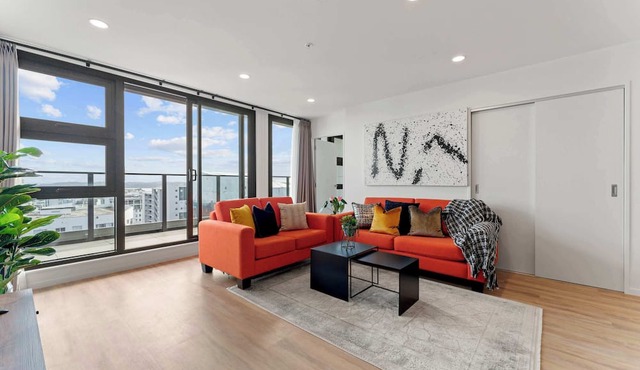 Penthouse 3BR & 2Bath-Skytower View-Pool, Parking