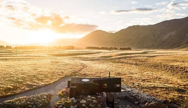 Skylark Cabin – Private Luxury Escape with Hot Tub in Ben Ohau