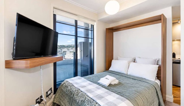 City Lookout | Te Aro Studio + Private Balcony in Wellington