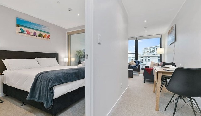Vibrant City Apt with Rooftop City Views and Wi-Fi in Auckland CBD