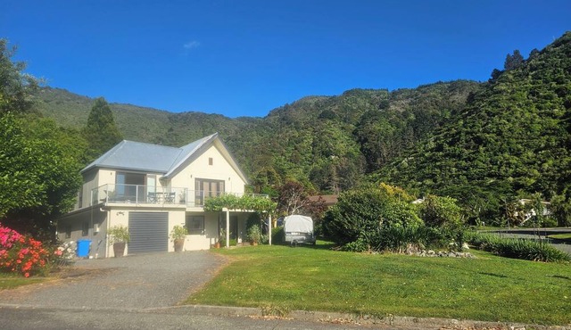 Tirimoana Family Beach House in Anakiwa