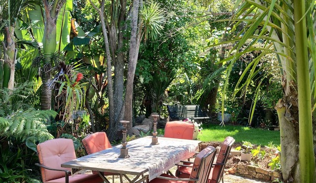 Gaze over the Pacific OceannListen to the birds. relax in Tuateawa