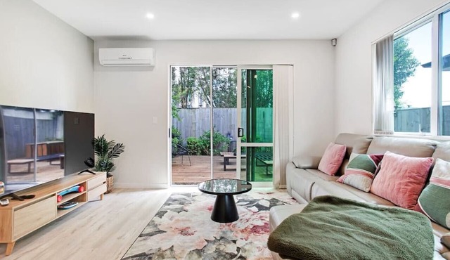 The Modern Avenue Home with Air-Con and Parking in Auckland West