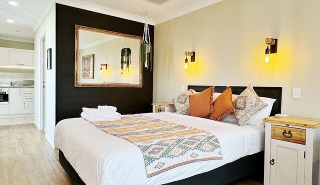 *Free parking, balcony, pool and spa*
