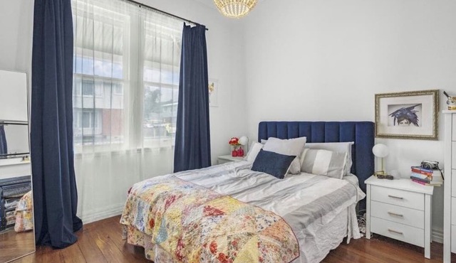 Beach, bars, cafes, shops, and cinema on your doorstep! in Lower Hutt