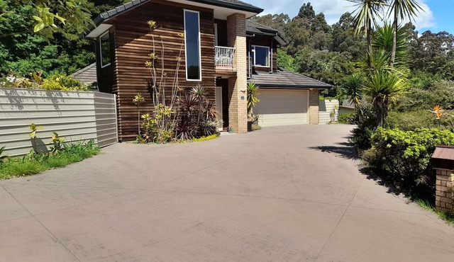 Kiwi Lodge Guest Suite neighbouring Kiwi Reserve Bird Park. Hottub, Pool, PetsOK in Whakatane