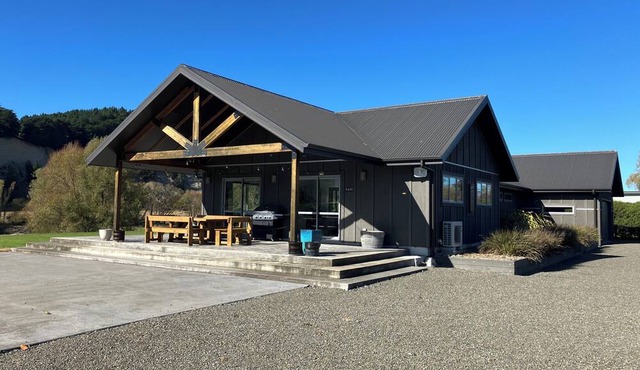 Hawkes Bay Riverside Peaceful Paradise