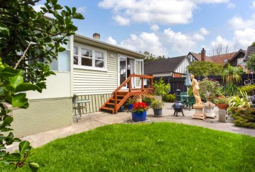 Spacious Family Retreat Near Cornwall Park
