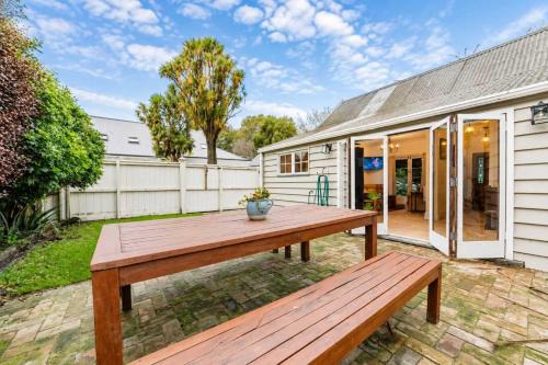 Stylish Central Cottage - Modern Heating & Parking in Christchurch