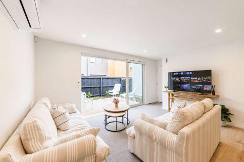 Modern Two Storey Stay with Private Patio in Christchurch