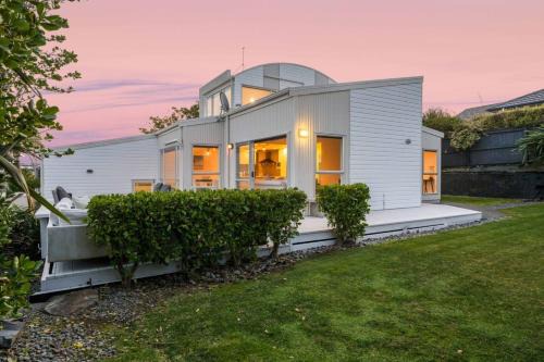 Orewa Beach Family Haven with Spa Pool - Deck in Orewa