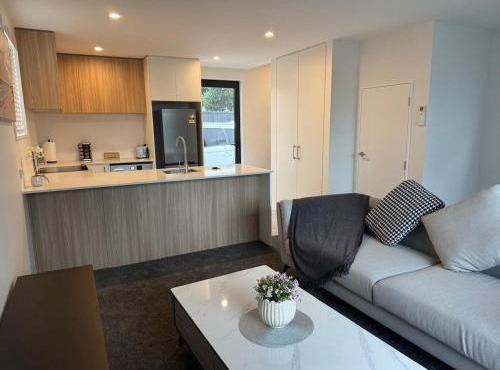 Stylish Standalone, 2 Bed, 2 Bath and parking in Christchurch