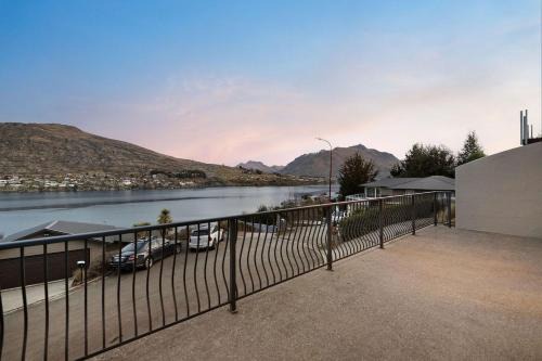 Peak Paradise Lodge - Hot Tub - Lake Views in Queenstown