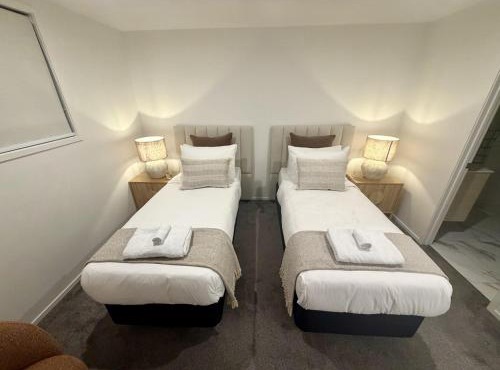 Modern Te Atatu Sanctuary - Air-con and Sofa Bed