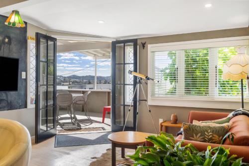 Rockstar Retreat - Auckland Holiday Home
