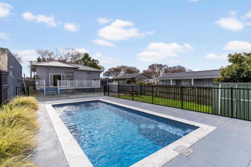 Poolside Pause - Auckland Holiday Home