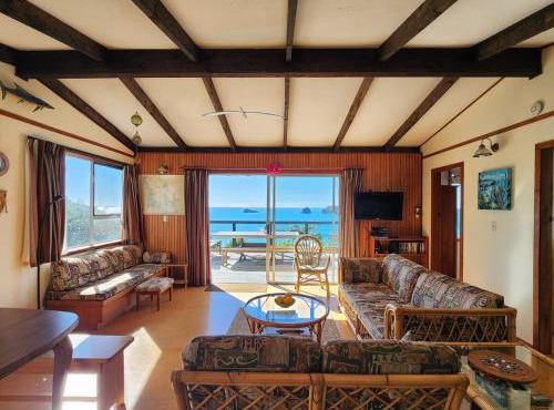 Classic Kiwi Oceanview Bach