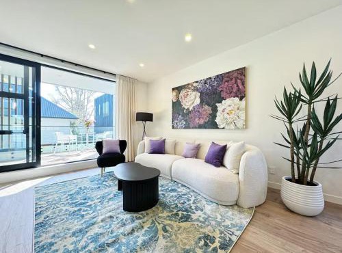 Modern Group-Friendly Townhouse in Auckland