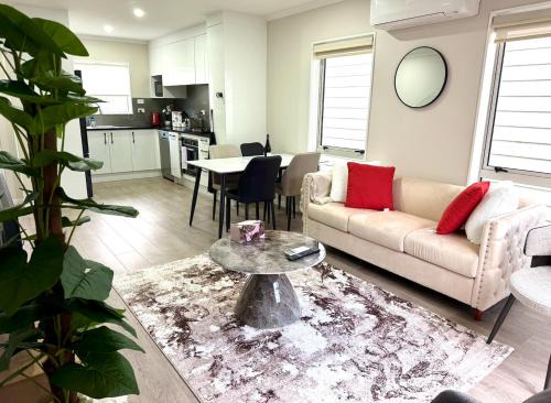 Modern 4BR Home 3 Bath Free Parking in Auckland