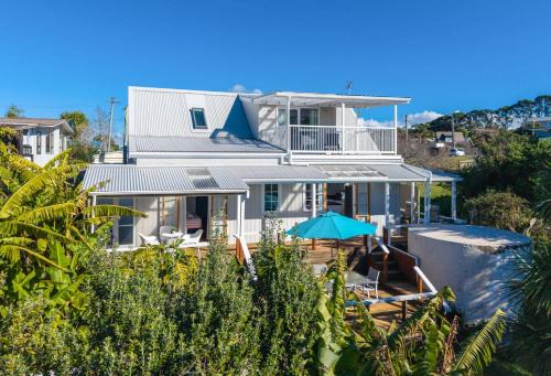 Shelly Beach Cottage Sunny Coastal Stay in Auckland