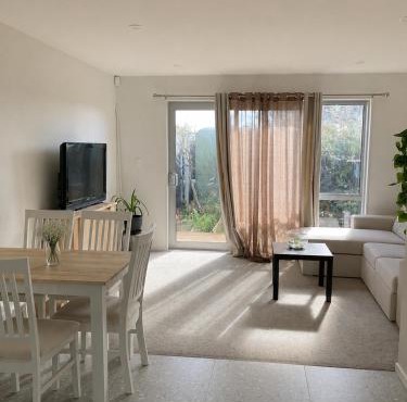 Double room with share bathroom free street parking