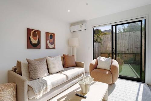 Modern Te Atatu Sanctuary - Air-con and Sofa Bed