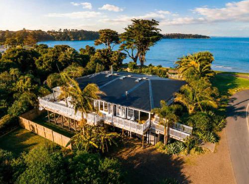 Lannan Beach House - Waterfront & Spa in Auckland