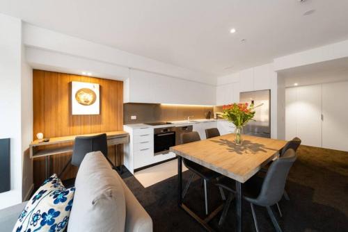 Modern Apartment with Mountain Views-free parking in Queenstown
