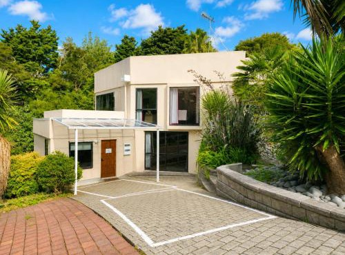 Spacious 6 Bedroom Home with Bush Views in Auckland