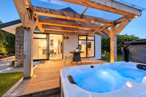 Hamptons Retreat - 1BR with Hot Tub and Fireplace in Prebbleton