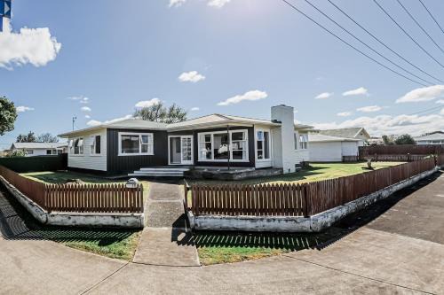 Home Away From Home - Levin Holiday Home in Levin