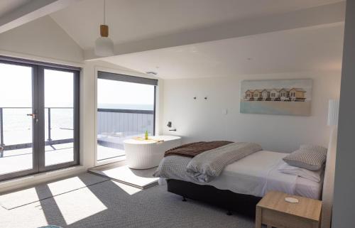 Beachfront Luxury Retreat & Sauna with Sea Views in New Plymouth