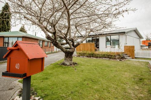 Cherry Tree Cottage - Te Anau Holiday Home in Te Anau