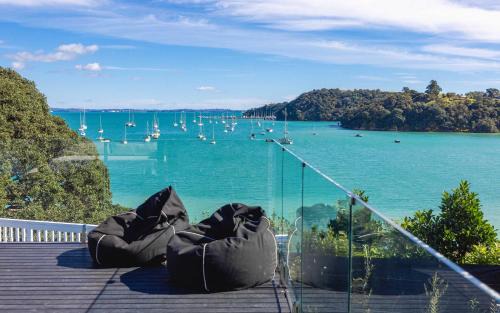 Shelly Beach Escape Sea Views & Sauna in Auckland