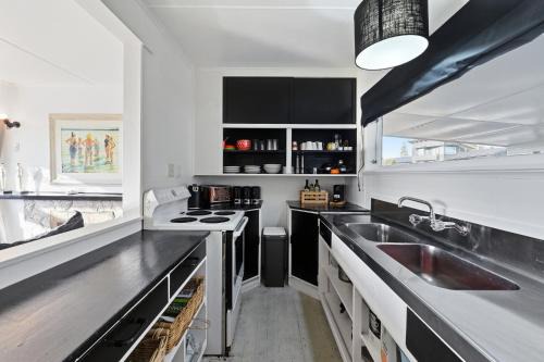Wharewaka Bach - Lake Taupo Holiday Home in Taupo