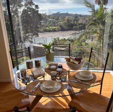 Restful Kerikeri Retreat - Spa, Views and Private Bathroom in Kerikeri