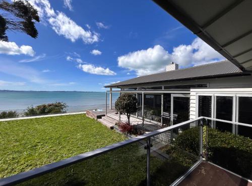 Azure Cliff Villa in Auckland