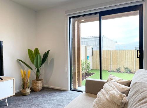 Lincoln Two Bedroom Townhouse with Courtyard and Free Parking in Christchurch