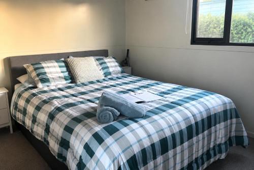 Cozy Matarangi Cabin Garden and Lake views in Matarangi