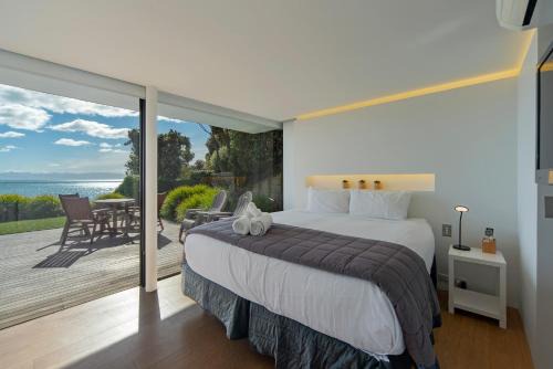 Beachfront Retreat - Architectural & Ocean Views in Nelson