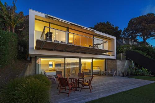 Beachfront Retreat - Architectural & Ocean Views in Nelson