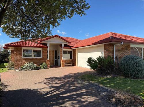 Mooma's - Single Level Covered Patio Sleeps 8 in Rotorua