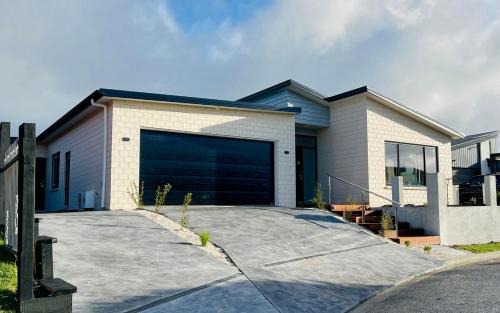 Willow & Light Spacious Warm 4BR Family Retreat in Hamilton