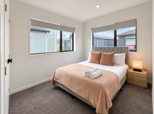 Brand New 3BR v Beach&Train Walk v Courtyard Garage in Auckland