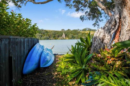 Panoramic Ocean Escape with Deck - BBQ - Sea Views in Whangateau