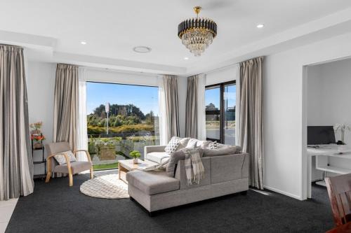Ataahua a Sunlit 4BR Home that Sleeps 8 in Christchurch