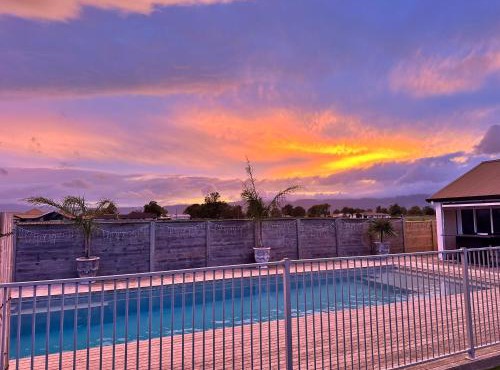 Luxury Poolside Studio Near Hobbiton in Hamilton