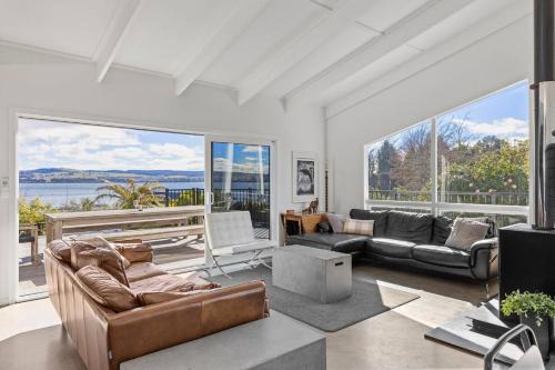 Bayview, Modern, stunning views and Hot Tub in Taupo